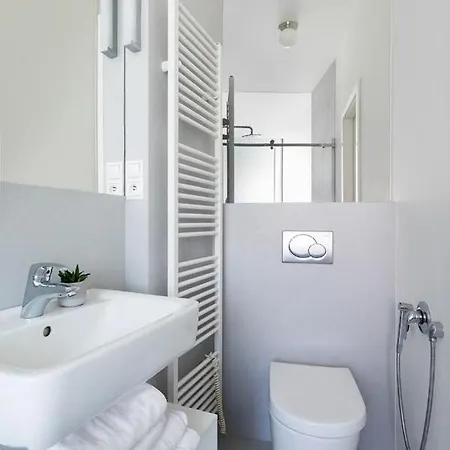 Luxury Beautiful Spacious In Perfect Location Apartment *
